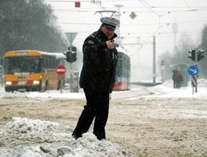 Slika PU_VS/policajac u snijegu.jpg